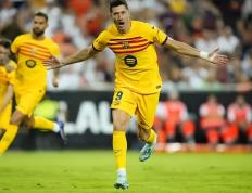 九游- 巴塞罗那观众热烈欢呼！，莱万多夫斯基迎来五赛季出色发挥热度持续攀升